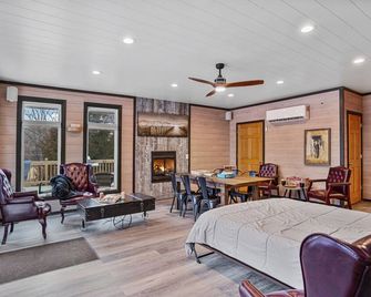 Fireside Cabin w/Hot Tub. 2 Bedrooms w/3 Queen Beds. Spacious - Ashland - Restaurant