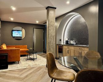 Carriage House Hotel & Conference Centre - Calgary - Living room
