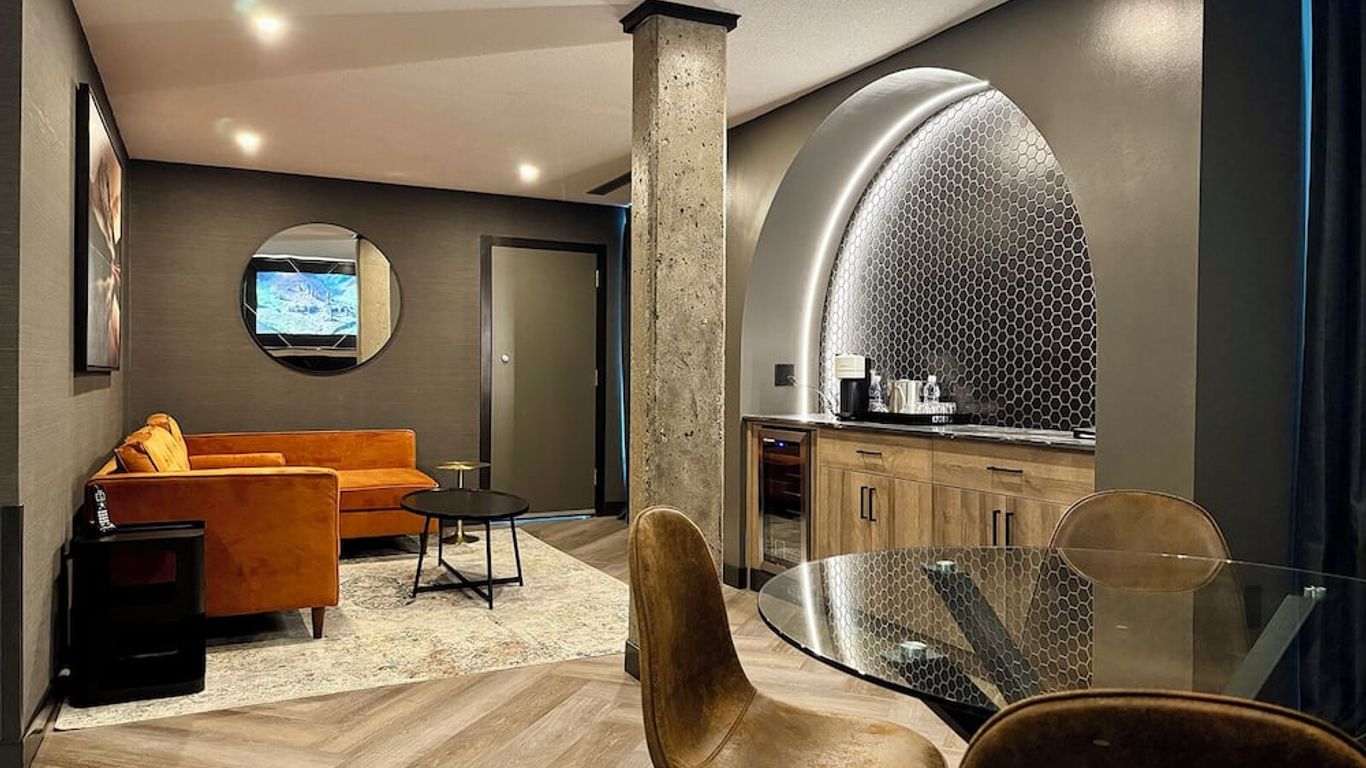 Carriage House Hotel & Conference Centre