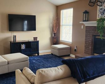 2-bedroom condo just remodeled. 1 car garage. Includes utilities, wifi, tv - Powell - Obývací pokoj