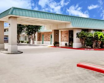 Days Inn by Wyndham Seguin TX - Seguin - Budova