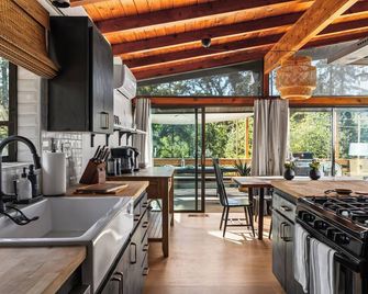 Modern 2 Bedrm Kids, Dog, Hot Tb, Game Room, 9 min Bass Lake - Oakhurst - Kitchen