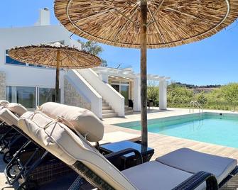 Danune Luxury Beachfront Villa with private pool by DadoVillas - Astrakeri - Piscina