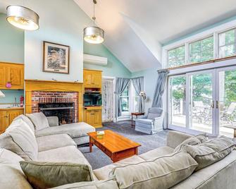 Lakefront New London Retreat with Dock and Hot Tub! - New London - Living room