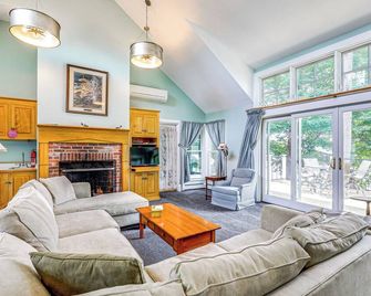 Lakefront New London Retreat w/ Dock & Hot Tub! - New London - Wohnzimmer