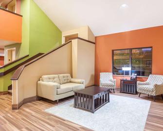 Baymont by Wyndham Newark at University of Delaware - Newark - Living room