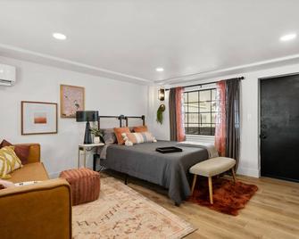 Cozy Studio- Pets Welcome! Hot Tub on site! - Richland - Bedroom
