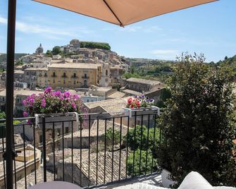 Bed and Breakfast Terra del Sole Ibla - רגוזה - מרפסת