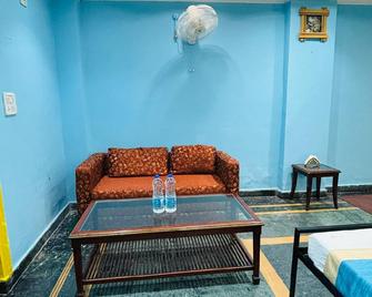 Hotel Lake Inn - A Luxury Lake View Hotel - Bhimtal - Living room