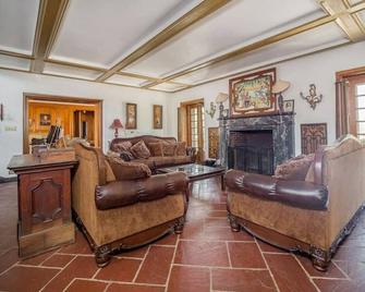 Entire Mansion · The Hamilton Mansion with Extraordinary Spaces - Ripley - Living room