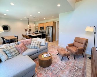 Mountain Modern Townhome in Driggs w/AC - Driggs - Living room