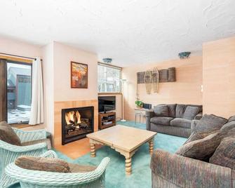 Telluride Lodge 312 by AvantStay Close to Slopes Town - 特柳賴德 - 客廳
