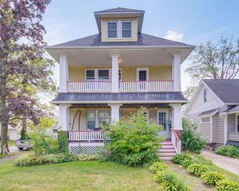 2 Mi to Zoo: Charming Apt w/ Balcony in Cleveland - Cleveland - Building