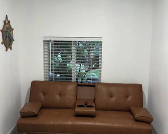 Biscayne Park Guest House - North Miami - Living room