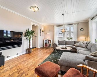 Cozy Home in Vanse With Kitchen - Vanse - Stue