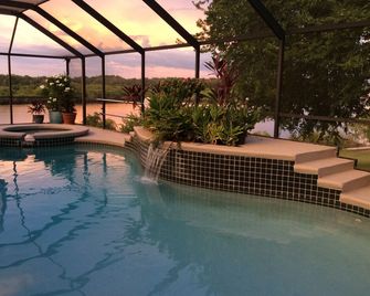 3 acres private 4 bed, 4 bath ranch, unusually huge lanai, heated pool, grill! - Ruskin - Pool