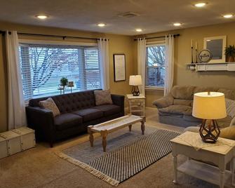 Tranquil, Scenic Farm View Guest House in the Heart of Lancaster Amish Country - Leacock-Leola-Bareville - Living room