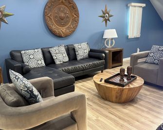 Cozy 3-bedroom 3 bathroom condo with AC, WiFi in charming Miller Beach - Gary - Living room