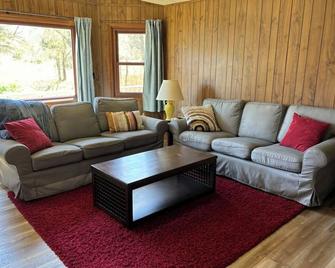 Spacious Vintage Up North Home. Family-Friendly! - Hart - Living room