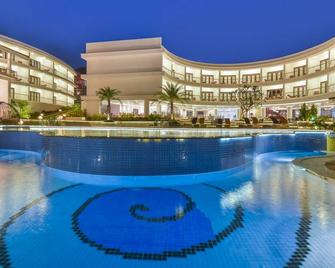 Park Regis Goa - Arpora - Pool