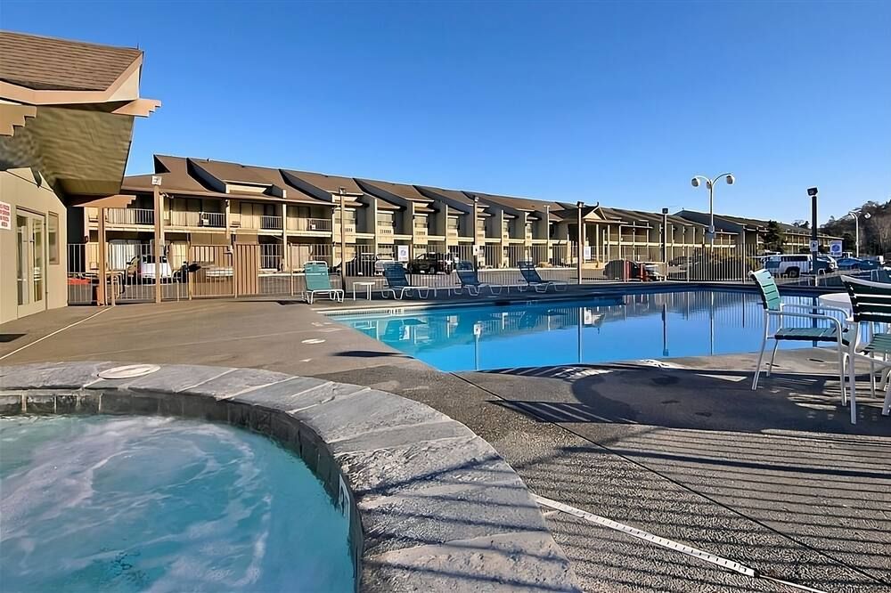 Look No Further! 3 Classy Units, Outdoor Pool, Free Parking, Pets Allowed! - Port Angeles - Piscina