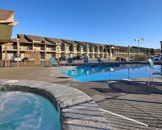 Look No Further! 3 Classy Units, Outdoor Pool, Free Parking, Pets Allowed! - Port Angeles - Pool