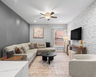 Rogers Park Retreat 3br +parking, Near Evanston - Chicago - Phòng khách