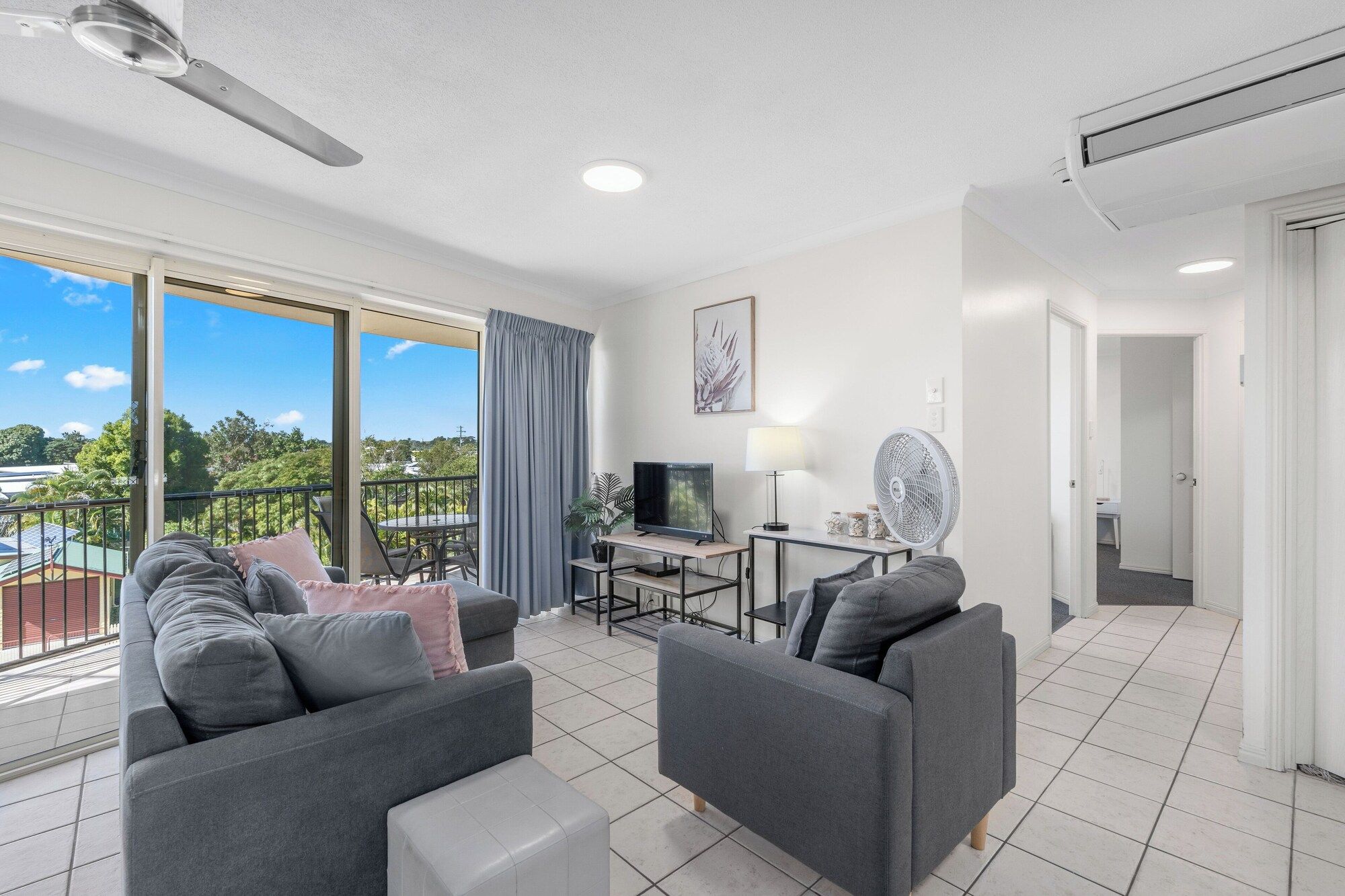 Alexander Beachfront Apartments - Hervey Bay - Living room