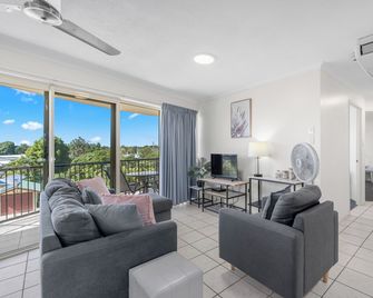Alexander Beachfront Apartments - Hervey Bay - Living room