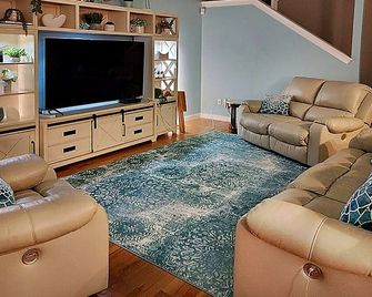 Newly-Renovated, Open-Concept Private Beach House in Margate - Pet-Friendly! - Margate City - Living room