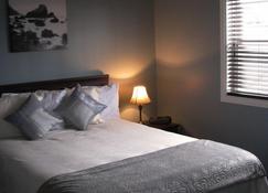 Gros Morne Suites - Rocky Harbour - Bedroom