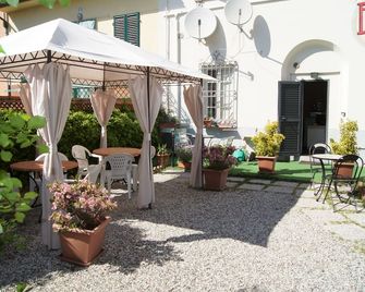 B&B La Mimosa - לוקה - פטיו