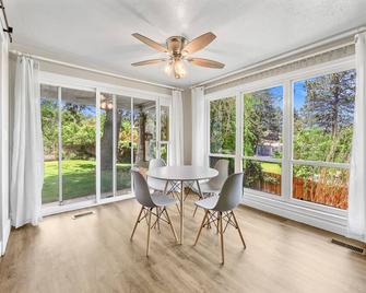 Beautiful, newly remodeled home, sleeps 11 - 2 min drive/10 min walk to Lagoon! - Farmington - Comedor