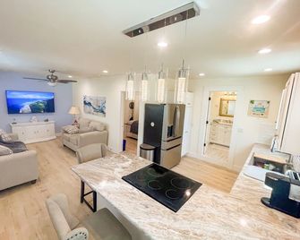 Charming Beach Cottage - Fort Myers Beach - Living room