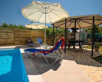 Jokos in Roda: Cozy 2-Storey Home Near Agnos Beach - Roda - Pool