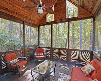 Angel Cove Family Vacation House - Cumming - Living room