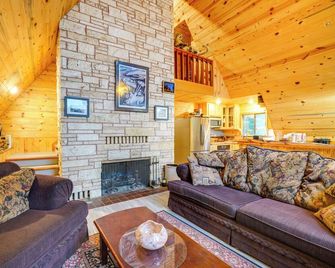 Explore Mt St Helens: A-Frame Chalet w/ Deck! - Cougar - Sala de estar