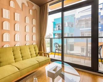 Chen Feng Homestay - Magong City - Living room