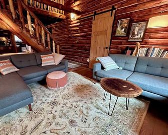 Four Gorges at Fisher Woods: A Log Cabin for Nature Lovers in the Finger Lakes - Newfield - Sala de estar