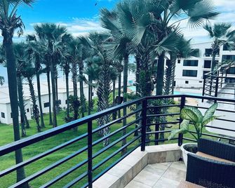 Relax Luxury Ocean View Apartment - Serrekunda - Balkon