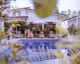 Thistle Inn - Panglao - Piscina