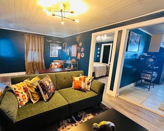 Buffalo & Bourbon-1 Bed1 Bath Private Condo - Russell - Huiskamer