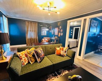 Buffalo & Bourbon-1 Bed1 Bath Private Condo - Russell - Living room