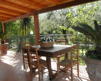 Holiday Home A Few Km From The Sorrento Peninsula With Garden And Parking Space - Pimonte - Patio