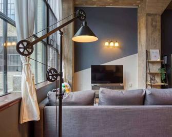 Sosuite 1BR Apt w W/d, Gym, On-site Restaurant - Filadelfia - Pokój dzienny