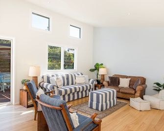 The Cabin - Waterfront with Fireplace - 5 mins to the Bay - Callala Bay - Living room