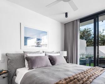 The Arden 2. Coogee. New Peaceful Spacious Garden Apartment, Meters to Beach - Coogee - Bedroom