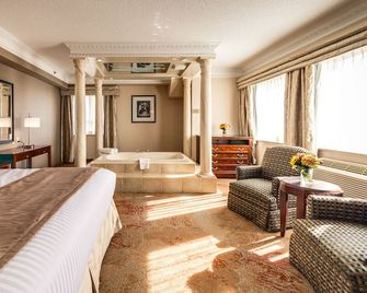 Monte Carlo Inn & Suites Downtown Markham - Markham - Bedroom