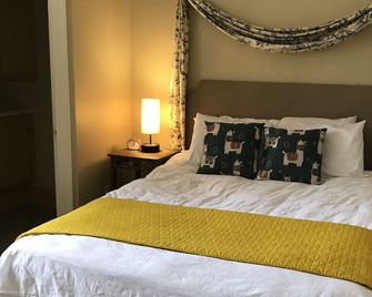 Tastefully Furnished Downtown Apartment In The Historic Wesley Building. - Hamilton - Schlafzimmer