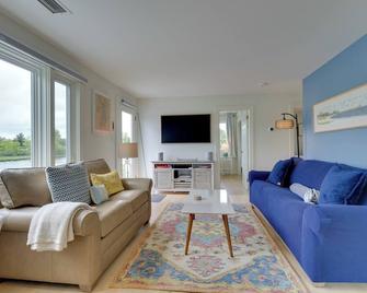 Cozy Narragansett Cottage w/ Dock & Outdoor Shower - Narragansett - Living room